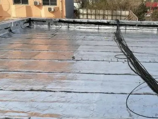 如东卫生间漏水维修公司分享下如东屋面楼顶防水刚性防水层施工要点。